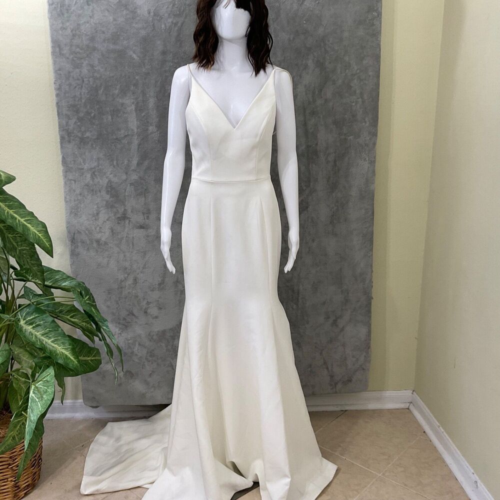 Vow’d Mermaid Trumpet Plunge Wedding Gown women’s Size 4 white train Crepe